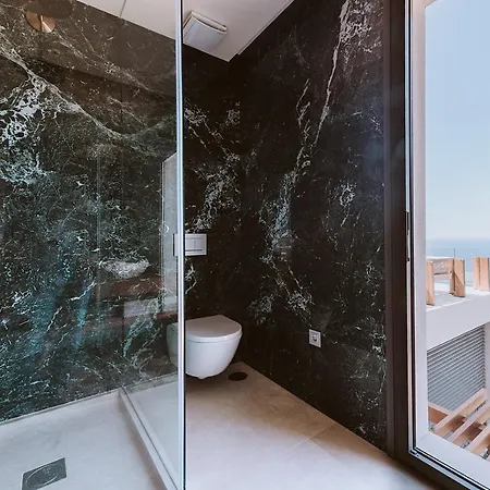 Serenity On The Cliff With Climatized Pool