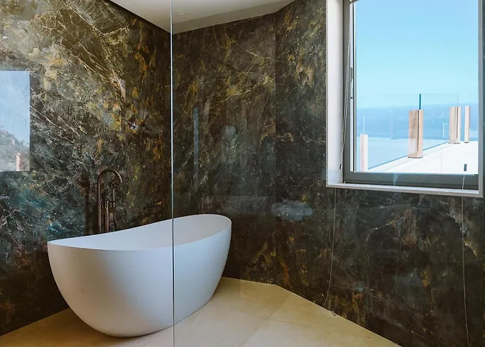 Serenity On The Cliff With Climatized Pool