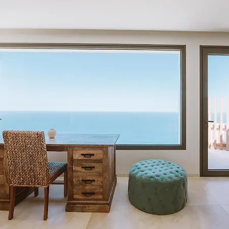 Serenity On The Cliff With Climatized Pool 사우살
