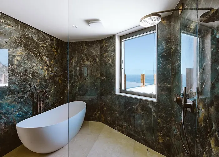 Serenity On The Cliff With Climatized Pool