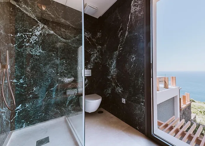 Serenity On The Cliff With Climatized Pool